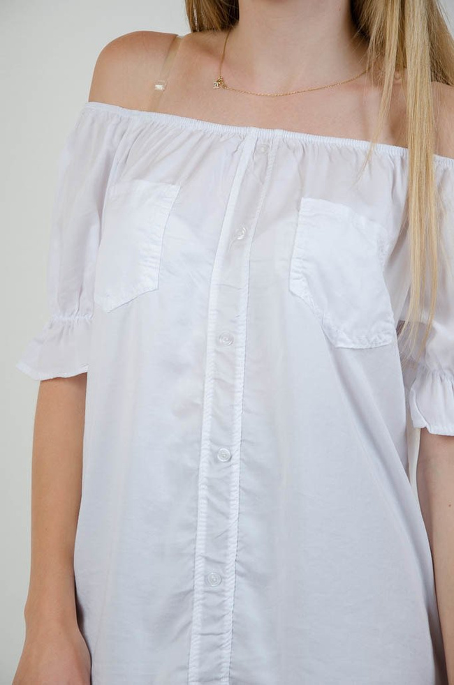 Biała bluzka z bufkami oraz ozdobnymi guzikami