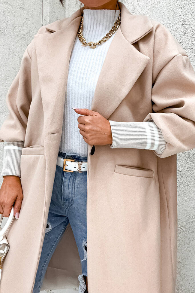 BEŻOWY PŁASZCZ ZE ŚCIĄGACZAMI PRZY RĘKAWACH