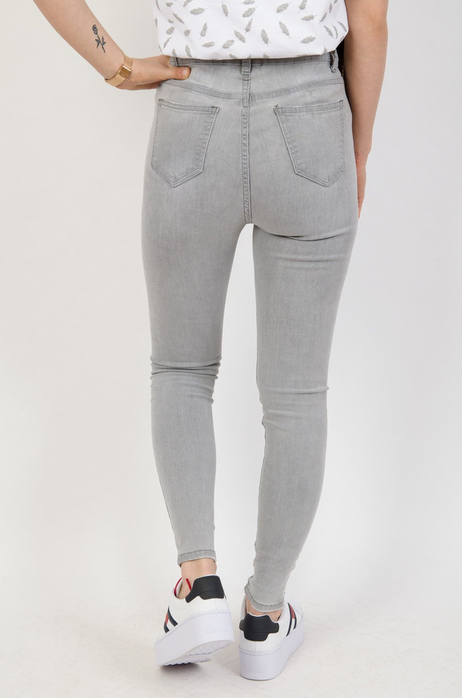 Jasno szare spodnie jeansowe z przetarciami 