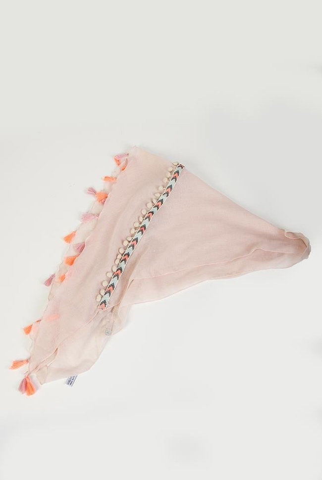 Jasnoróżowa chusta z frędzelkami i kuleczkami