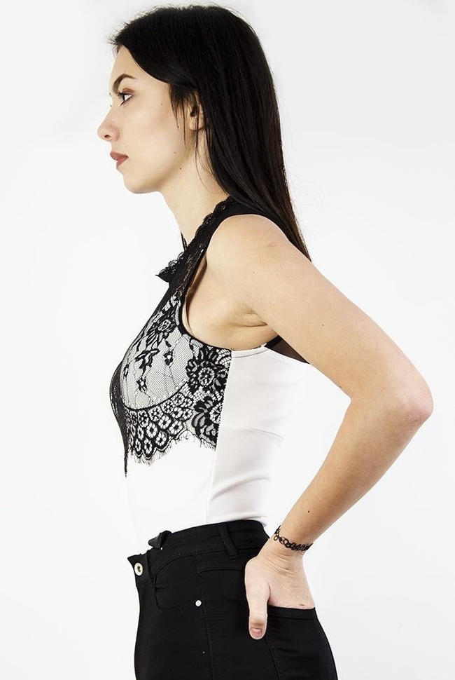 Białe body z wycięciem z tyłu oraz koronkowym zdobieniem