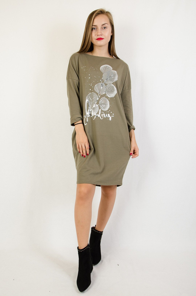 Zielona sukienka z kieszeniami oraz kwiatem z przodu