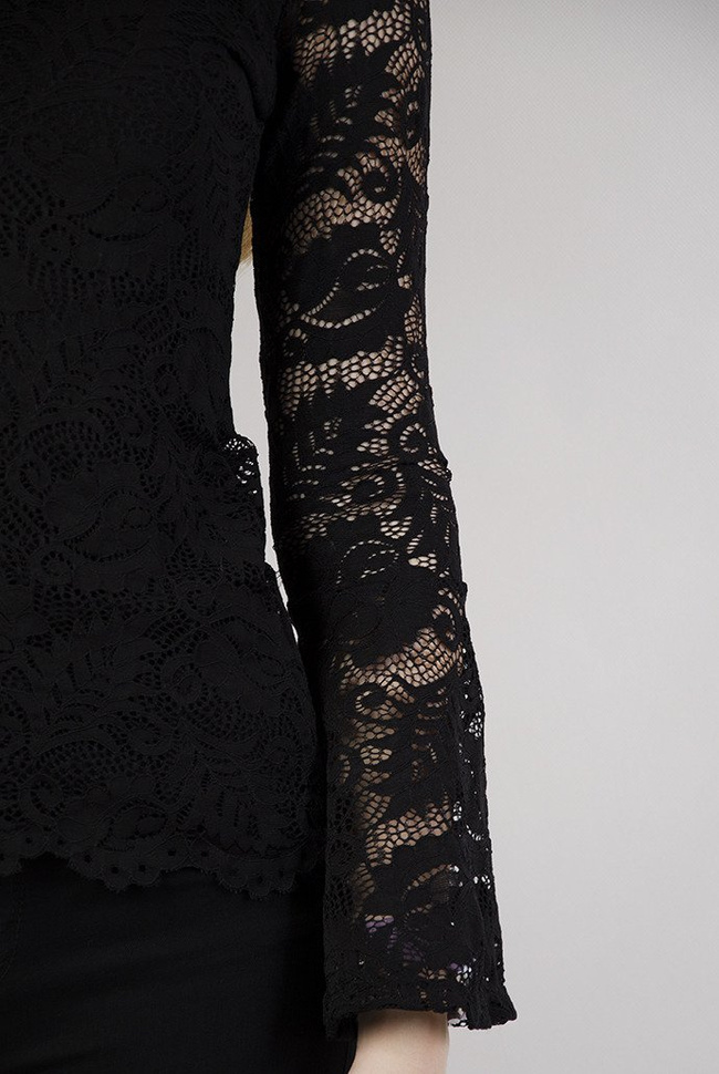Czarna koronkowa bluzka z rozszerzanymi rękawami