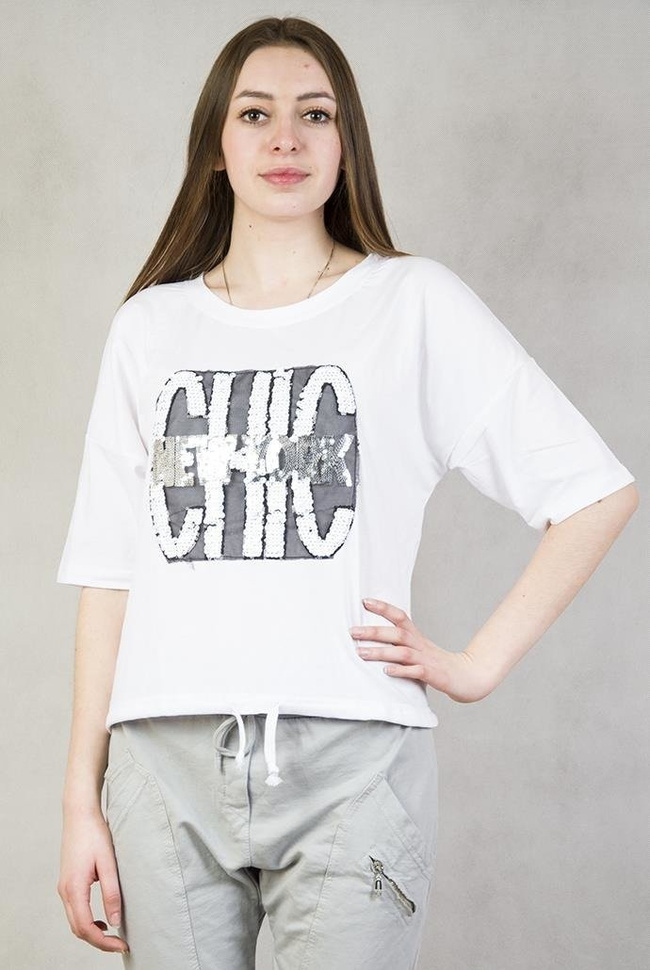Biała asymetryczna bluzka z napisem "CHIC NEW YORK"