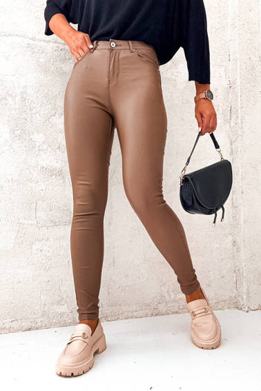 CIEMNO BRĄZOWE SPODNIE WOSKOWANE Z WYSOKIM STANEM- IMITACJA SKÓRY