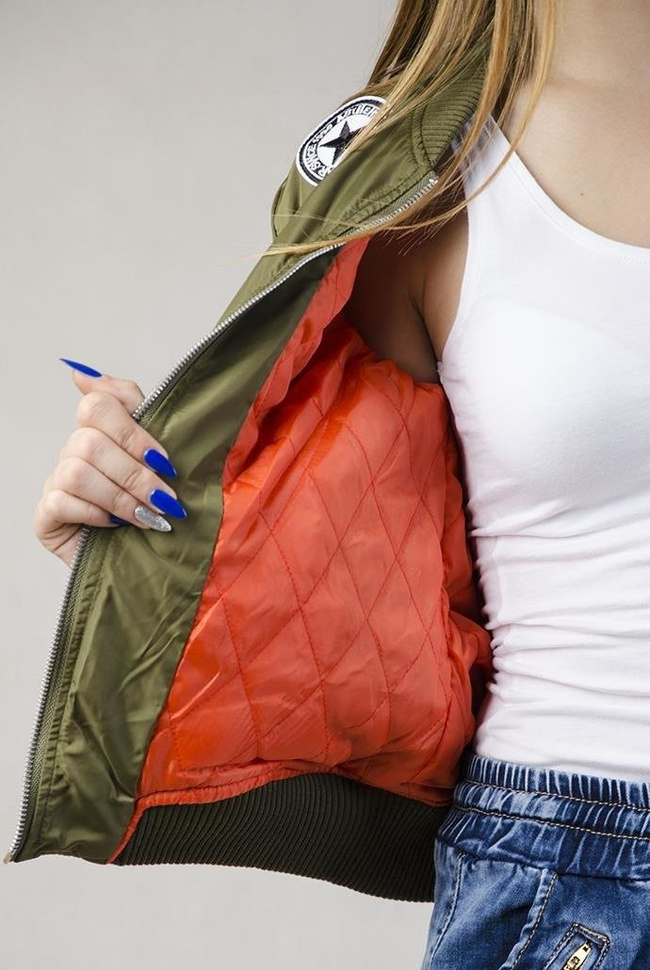 Khaki kurtka z naszywkami typu bomber