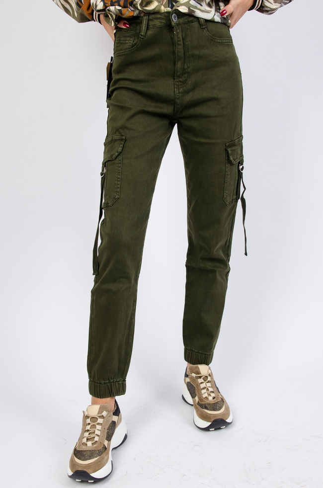 Zielone bojówki z paskami przy kieszeniach