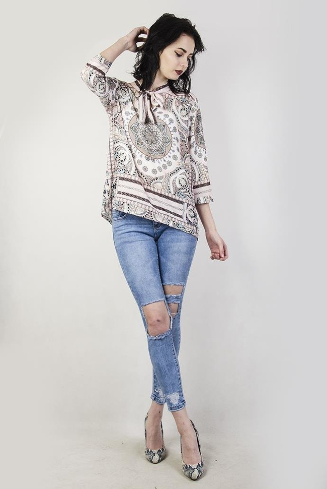 Wzorzysta bluzka z wiązaniem przy szyi