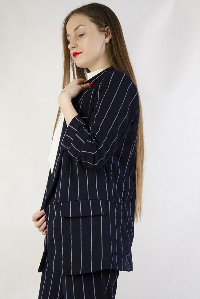 Granatowa marynarka w prążki z marszczonymi rękawami
