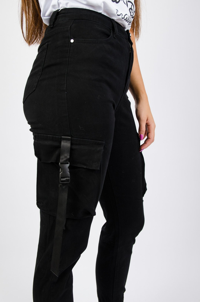 Czarne spodnie bojówki z paskami po bokach