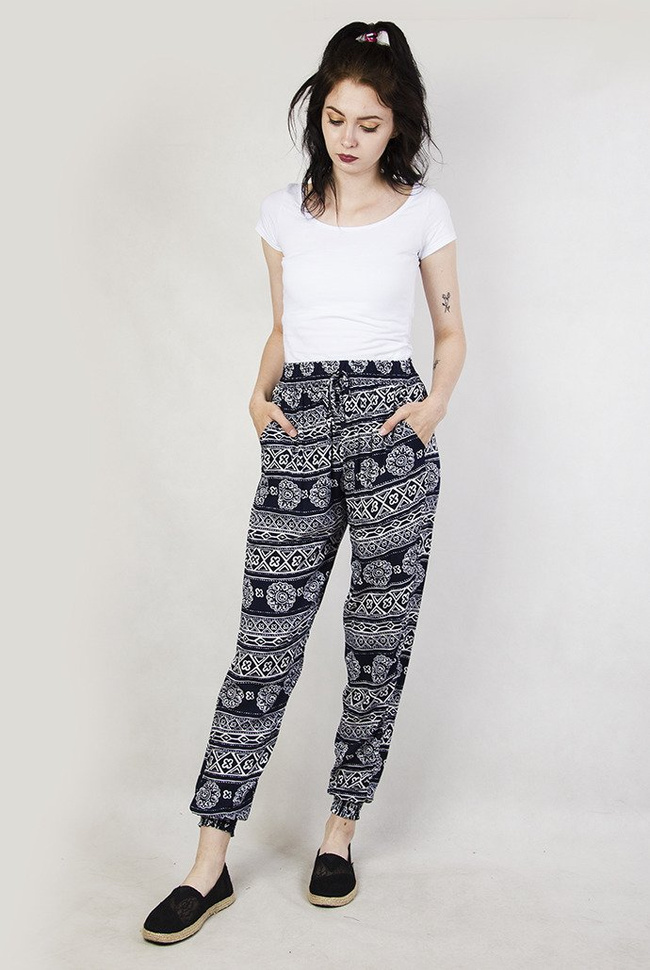 Granatowe spodnie alladynki w kwiaty i trójkąty