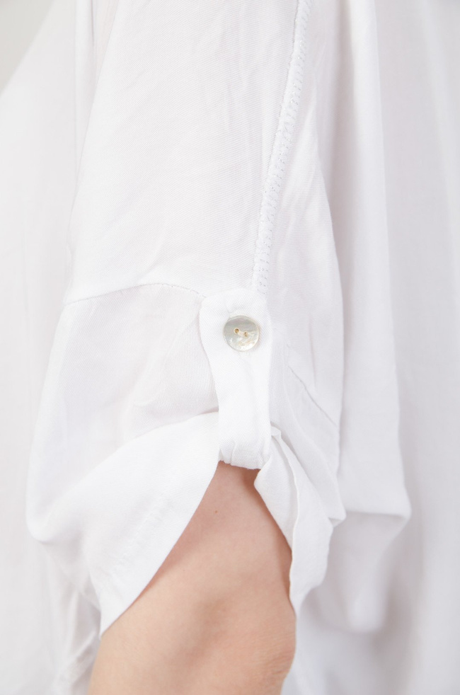 Biała bluzka typu nietoperz z napisami