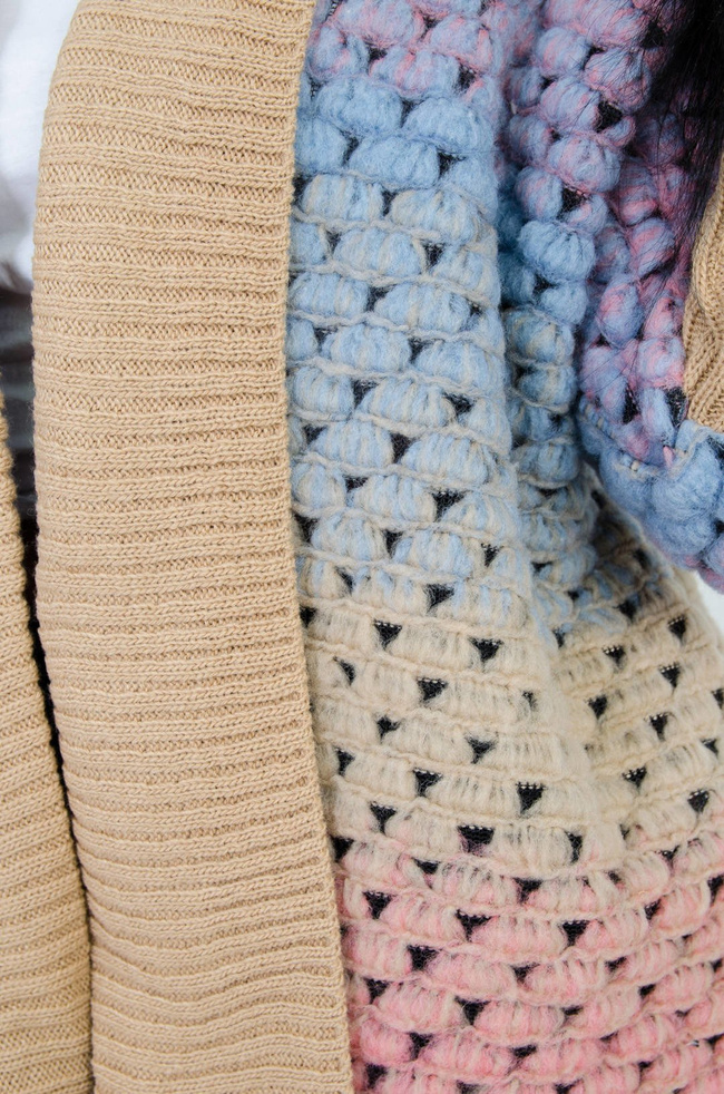 WIOSENNA NARZUTKA MULTICOLOR Z BRĄZOWYM ŚCIĄGACZEM-NIEBIESKA