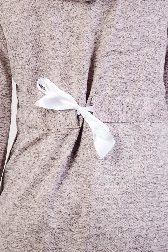 Różowa bluzka zapinana na guziki, z wiązaniem z tyłu