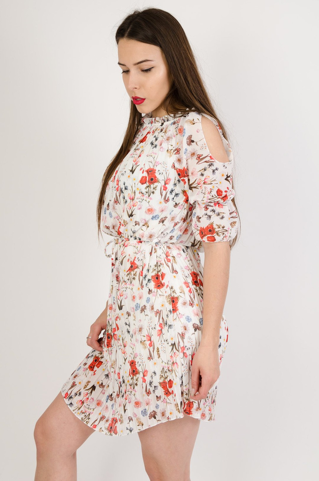 Biała plisowana sukienka w kwiaty z odkrytymi ramionami 