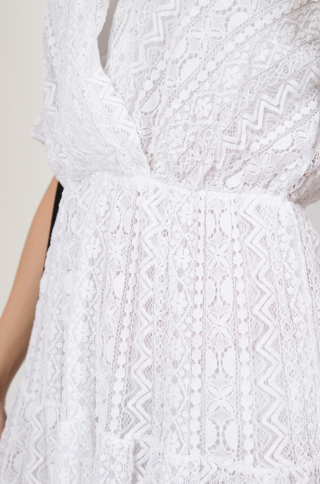 Biała ażurowa sukienka w serek