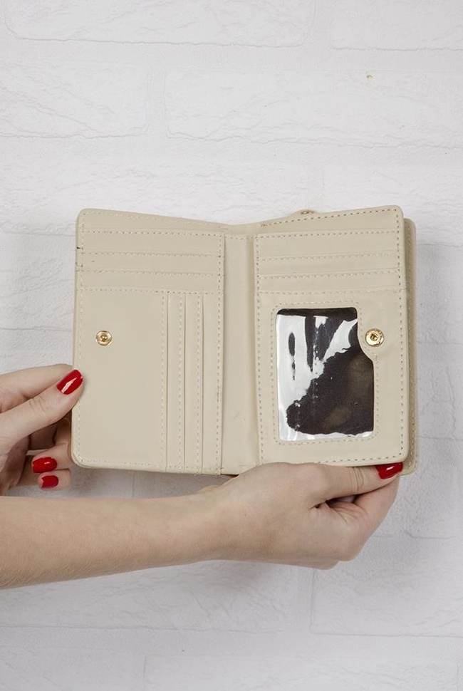 Beżowy portfel o gładkiej teksturze