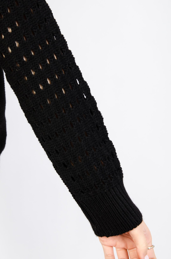 CZARNY SWETER Z AŻUROWĄ GÓRĄ ORAZ RĘKAWAMI