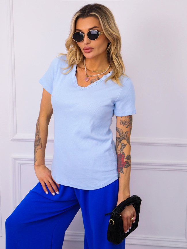 T-SHIRT PRĄŻKOWANY Z SZARPANYM DEKOLTEM- NIEBIESKI