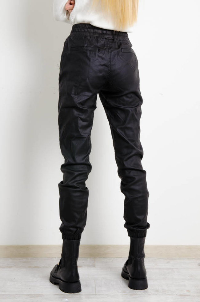 CZARNE JOGGERY Z IMITACJI SKÓRY Z GUMĄ W PASIE