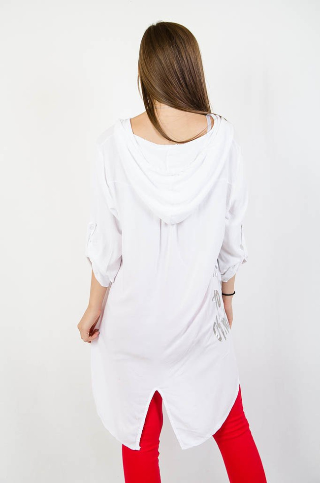 Biała asymetryczna bluzka z kapturem oraz napisami
