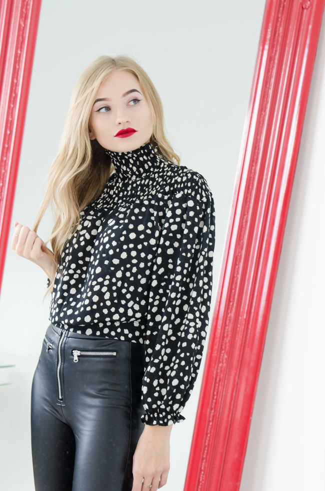 CZARNA BLUZKA PÓŁGOLF W ŁATKI WIĄZANA NA PLECACH