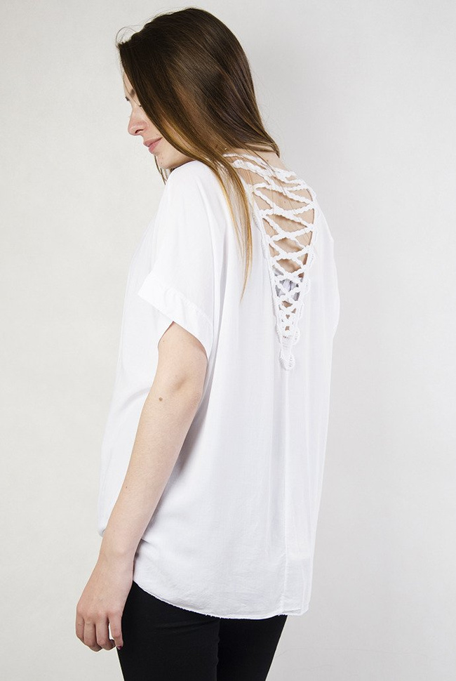Biała bluzka z przeplotem na plecach
