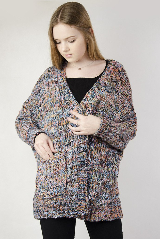 Kolorowy sweter narzuta z kieszeniami