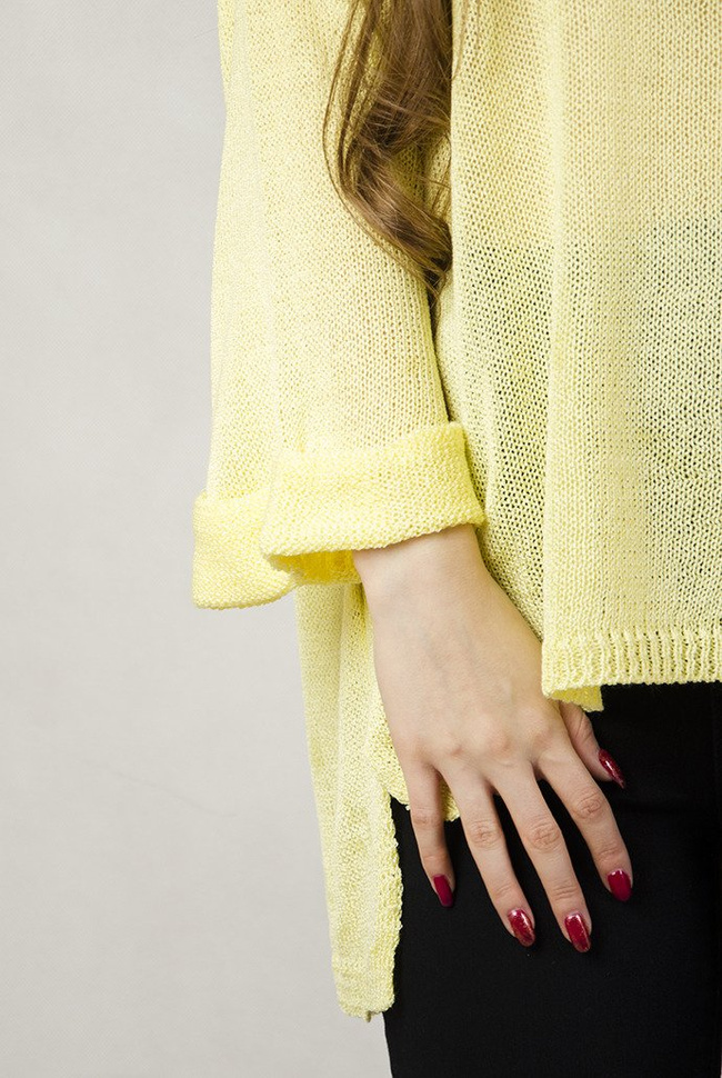 Żółty sweter z dekoltem w serek