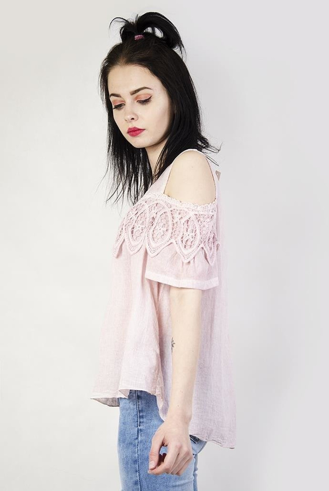 Jasnoróżowa bluzka z wyciętymi ramionami i ażurowym zdobieniem