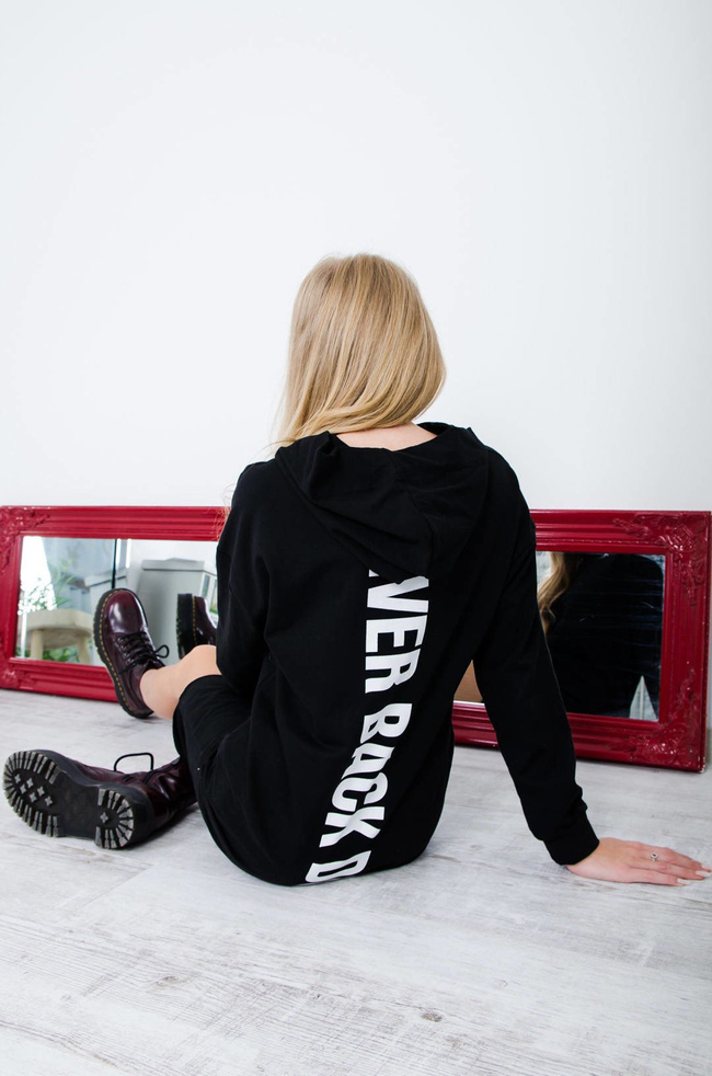 CZARNA DŁUGA SUKIENKA KANGURKA Z NAPISEM