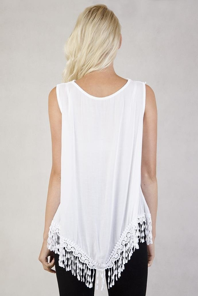 Biała bluzka z ażurowym dekoltem i uroczymi frędzelkami