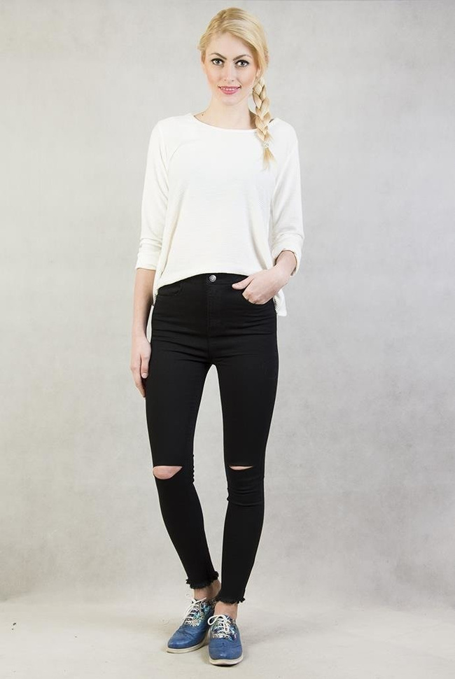 Czarne spodnie z wysokim stanem z dziurami na kolanach