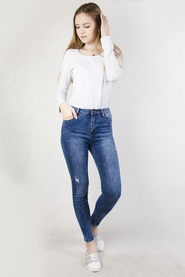 Jasne spodnie jeansowe z przetarciami oraz wysokim stanem