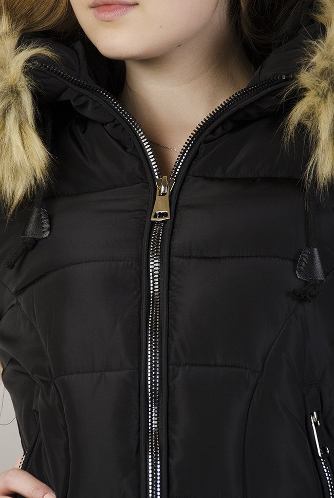 Czarna asymetryczna kurtka z pikowaniem oraz futerkiem przy kapturze