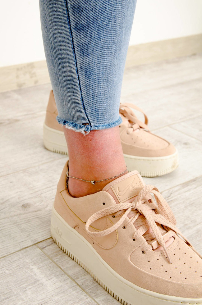 JASNE DOPASOWANE JEANSY TYPU PUSH UP