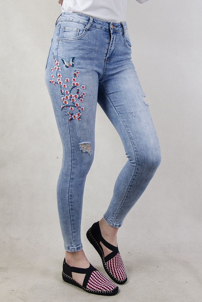 Jasne spodnie jeansowe z motywem kwiatowym