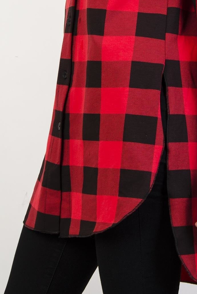 Asymetryczna czerwona koszula w kratę z srebrną cekinową kieszonką