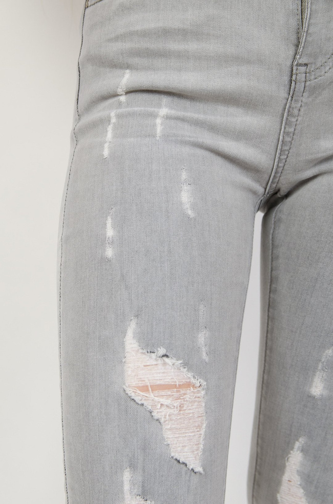 Jasno szare spodnie jeansowe z przetarciami 