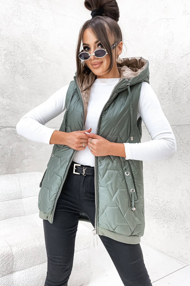 ASYMETRYCZNA KAMIZELKA Z NASZYWKĄ NA KAPTURZE- ZIELONA