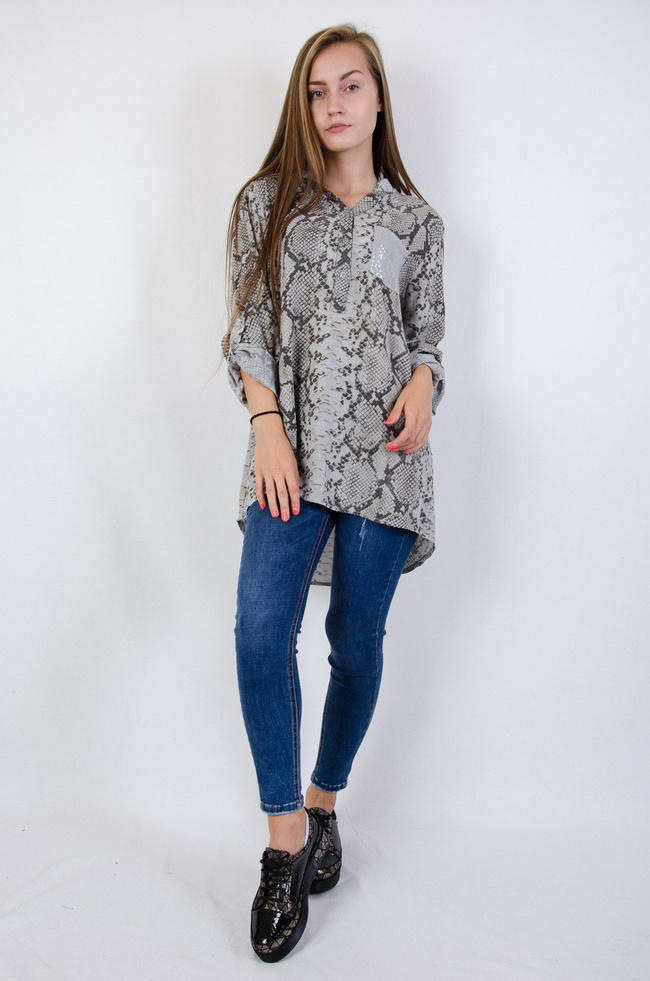 Szara bluzka koszulowa w wężowy wzór z ozdobną kieszonką