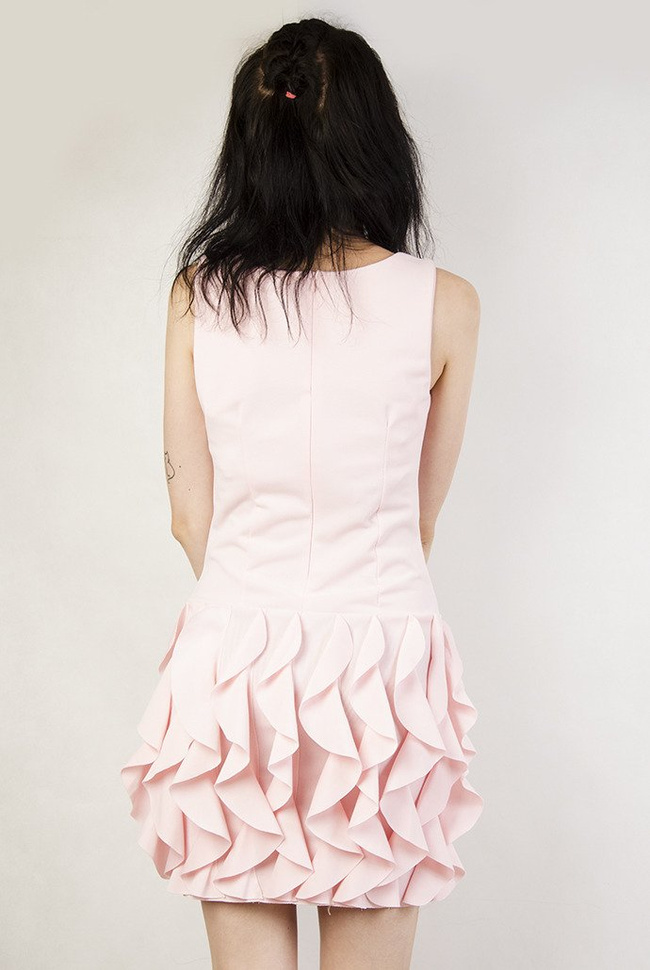 Różowa sukienka z falbankami