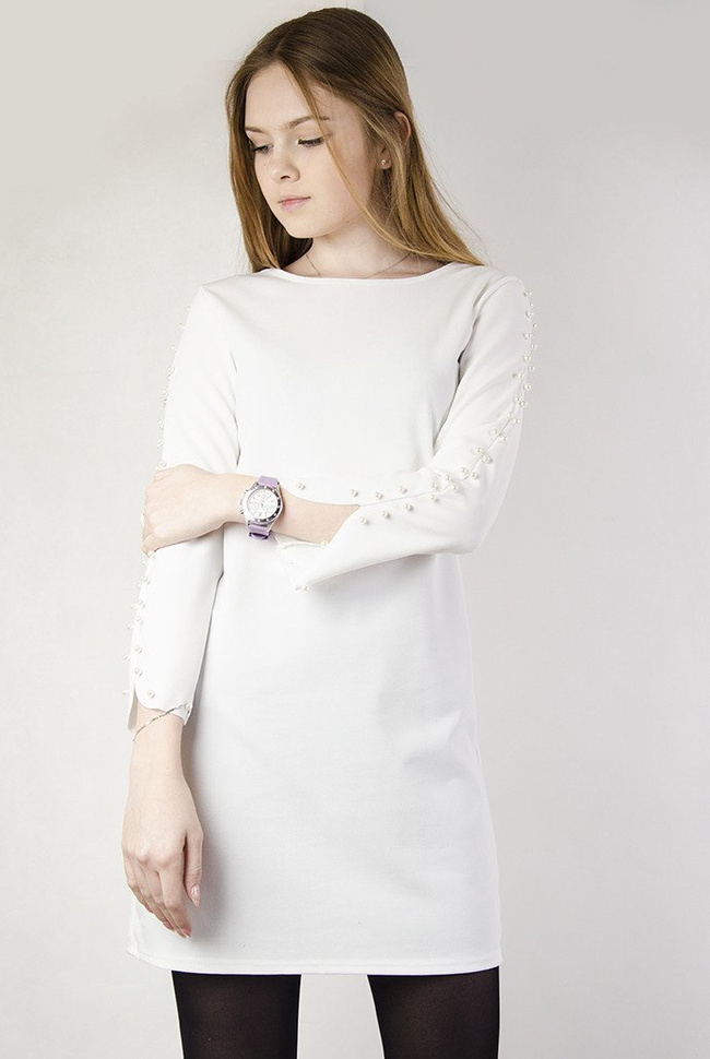 Biała dopasowana sukienka z perłami na rękawach