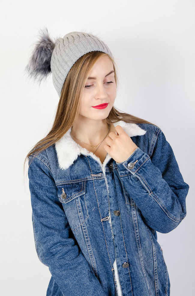 Szara czapka z dwoma pomponami 