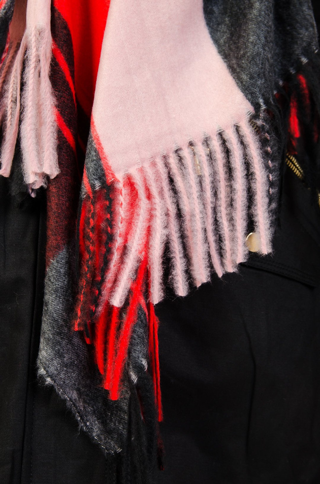 Czerwony szalik w kratę