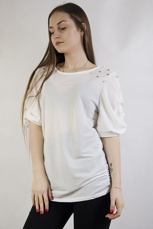 Biała bluzka z wycięciem na plecach oraz koralikami na ramionach