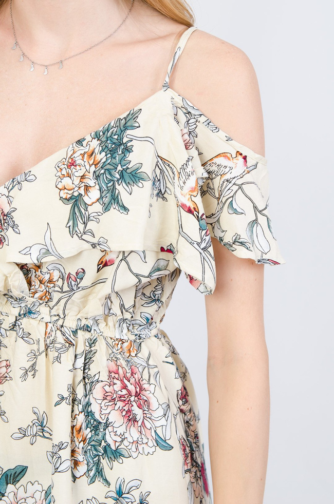 Długa kremowa sukienka w kwiaty z hiszpańskim dekoltem 