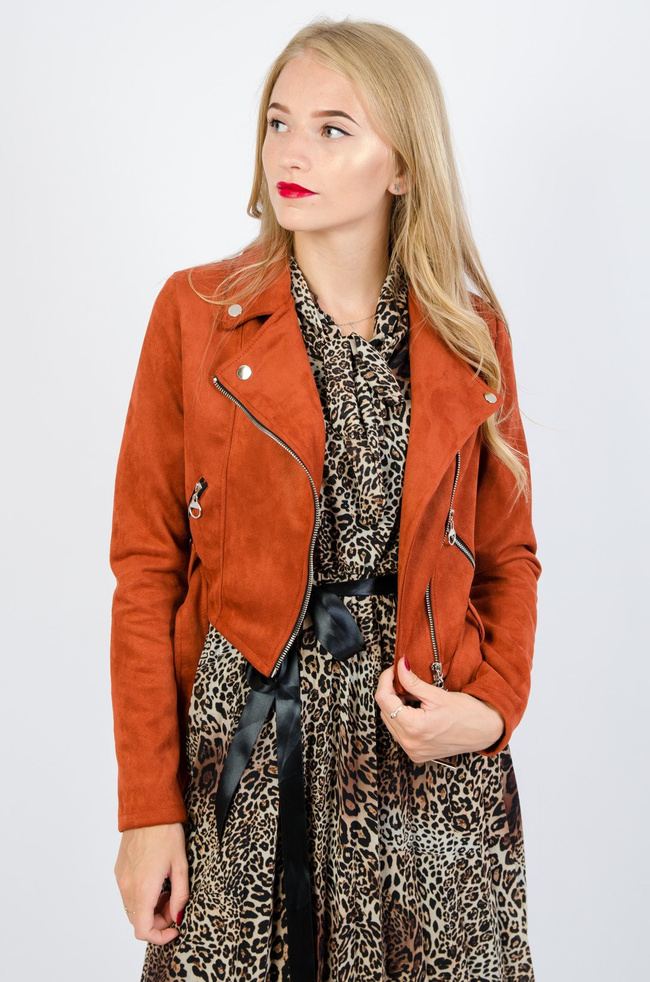 Krótka zamszowa kurtka w ceglastym kolorze 