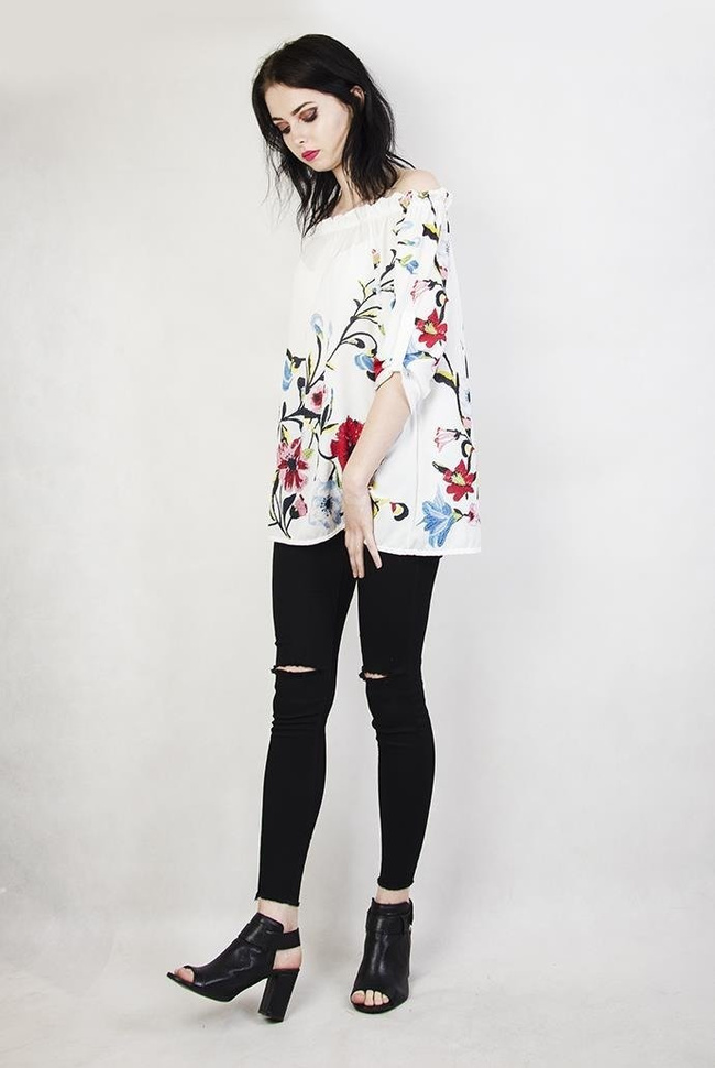 Biała bluzka w motyw kwiatowy, z hiszpańskim dekoltem