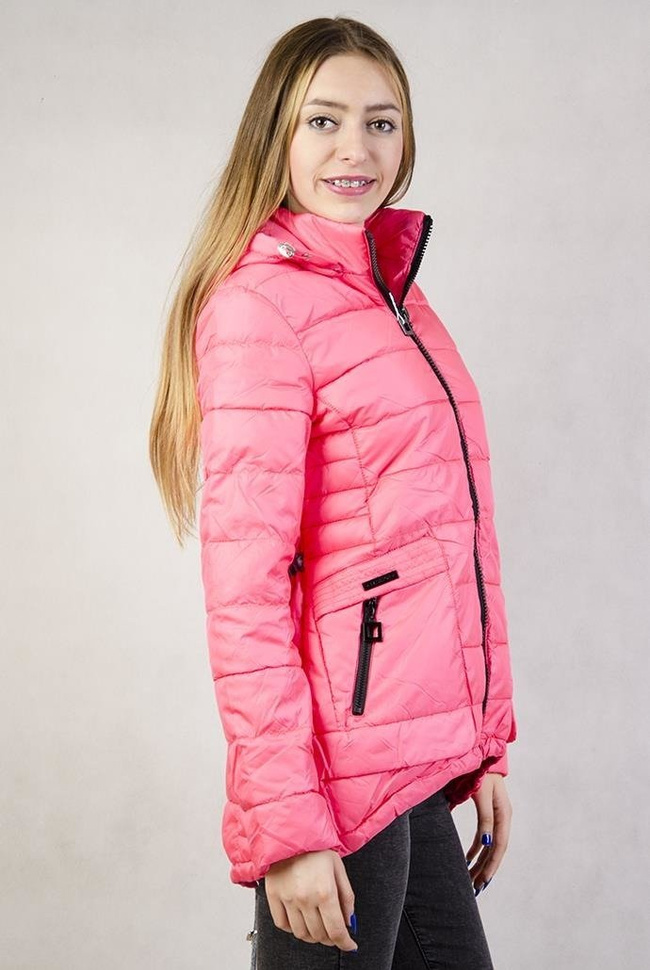 Malinowa, pikowana kurtka z asymetrycznym dołem, ściągana z tyłu